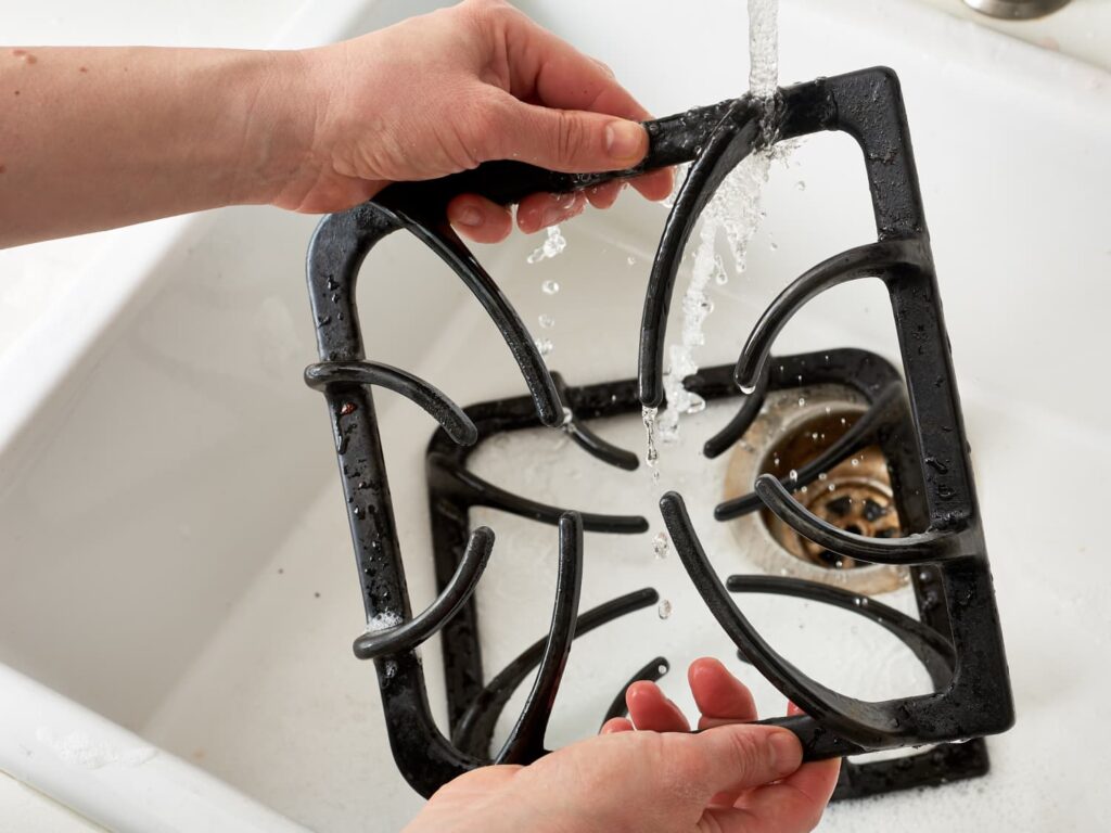 چدن های اجاق گاز رو چطور تمیز کنیم